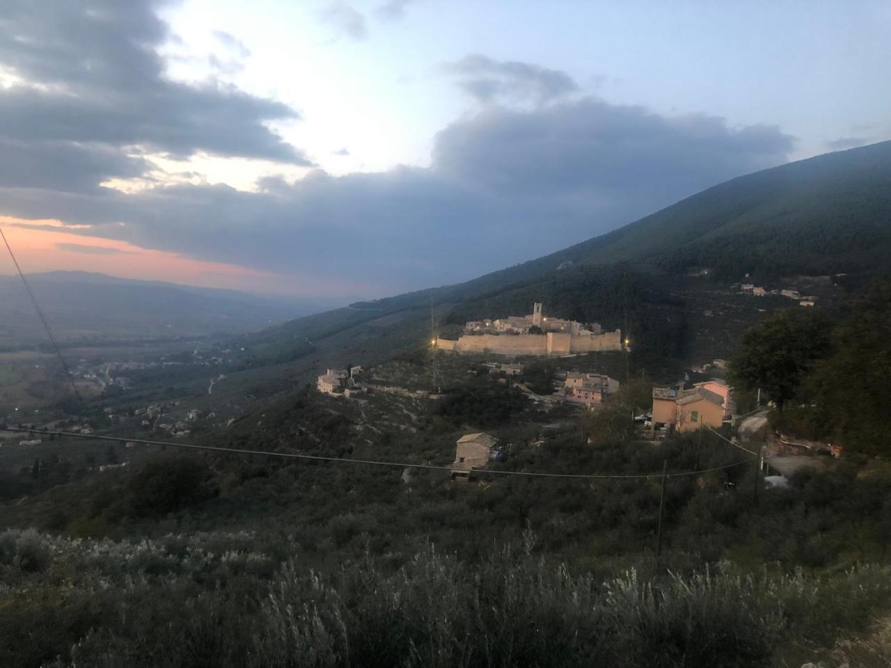 Il Castello Di Campello Aparthotel Кампело сул Клитуно Екстериор снимка